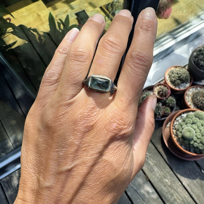 Ring with blue tourmaline and knot for good luck