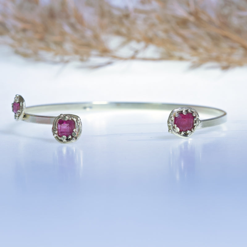 Gold bracelet with three pink tourmalines
