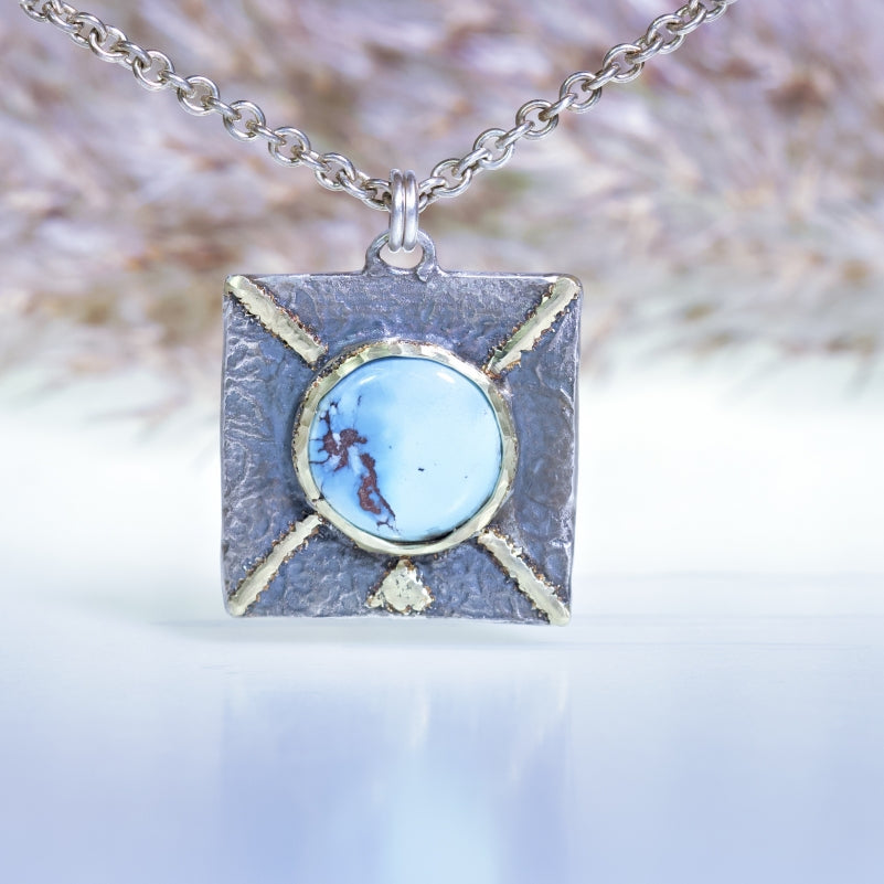 Necklace with round turquoise