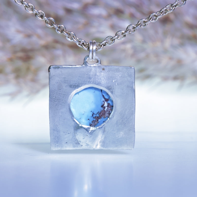 Necklace with round turquoise