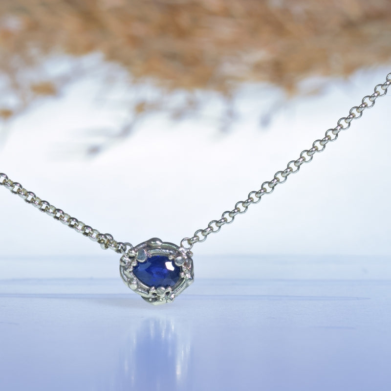 Gold necklace with blue Kashmir sapphire