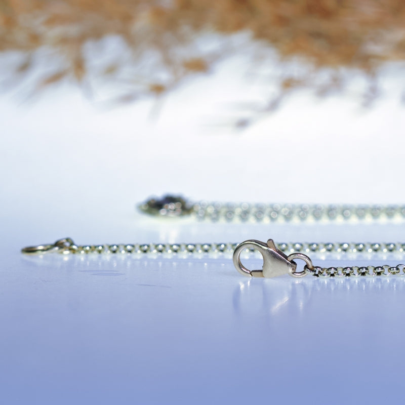 Gold necklace with blue Kashmir sapphire