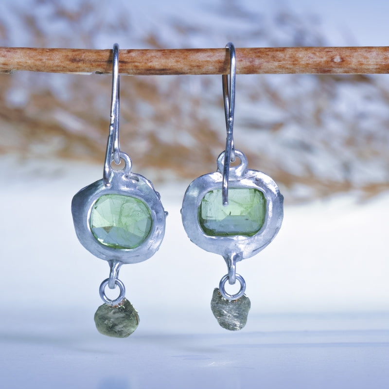 Hanging earrings with peridot and gold pendant