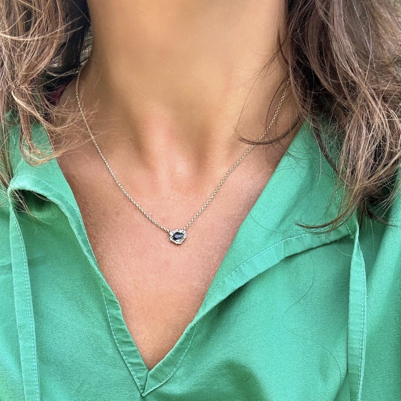 Gold necklace with blue Kashmir sapphire