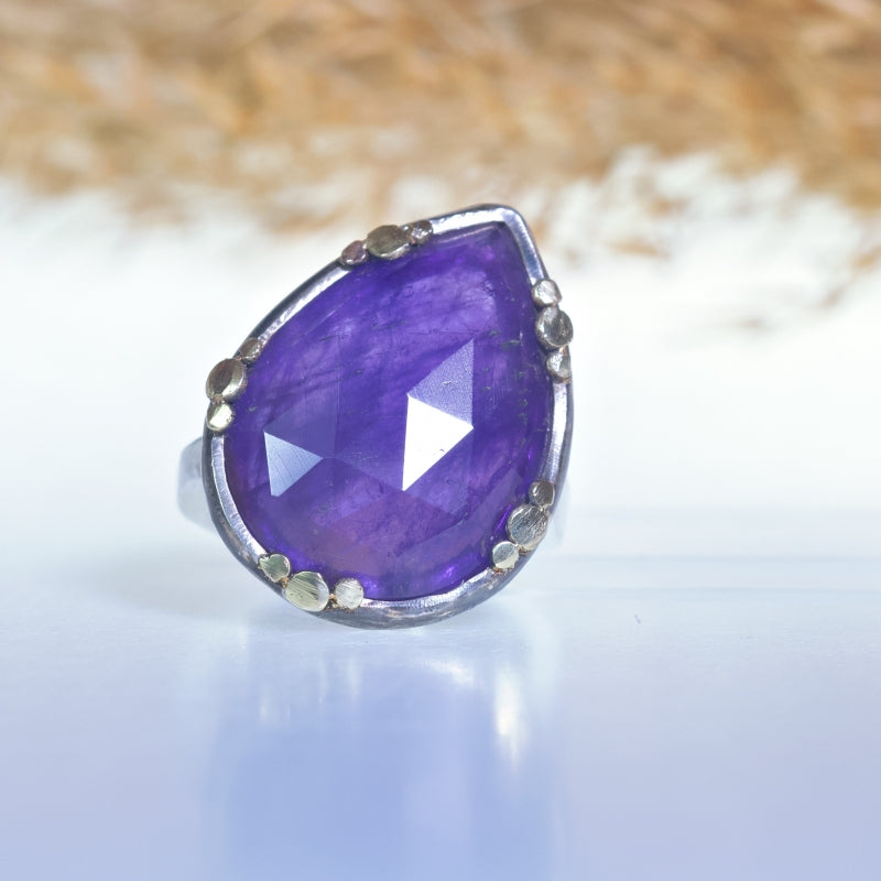 Ring with big pear shape amethyste