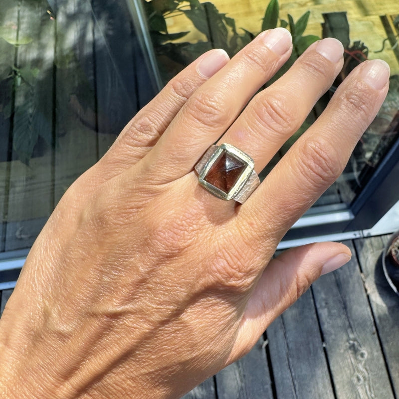Ring with sugar loaf pink tourmaline
