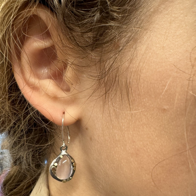 Hanging earrings with rose quartz with gold dots