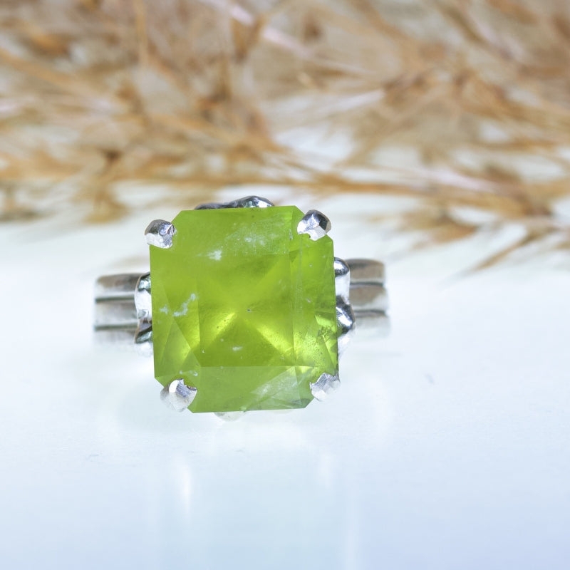 Ring with big peridot and four hearts