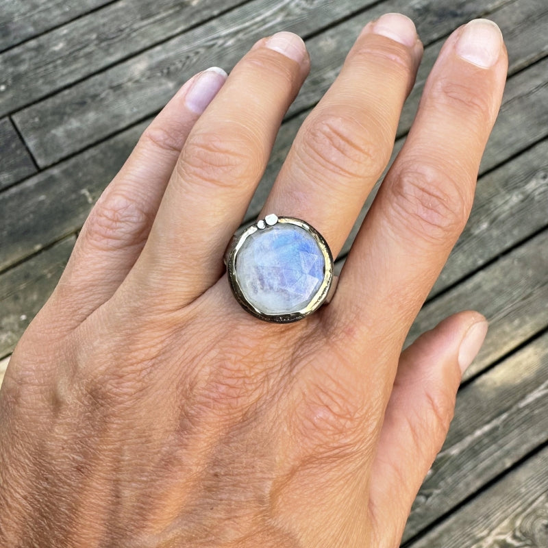 Ring with round rainbow moonstone