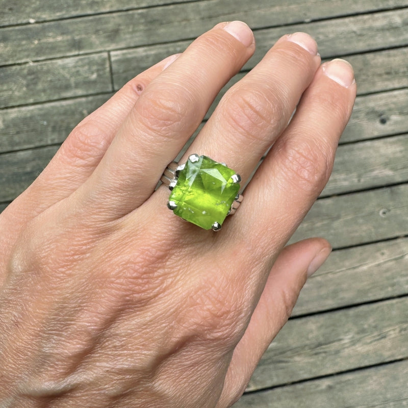 Ring with big peridot and four hearts
