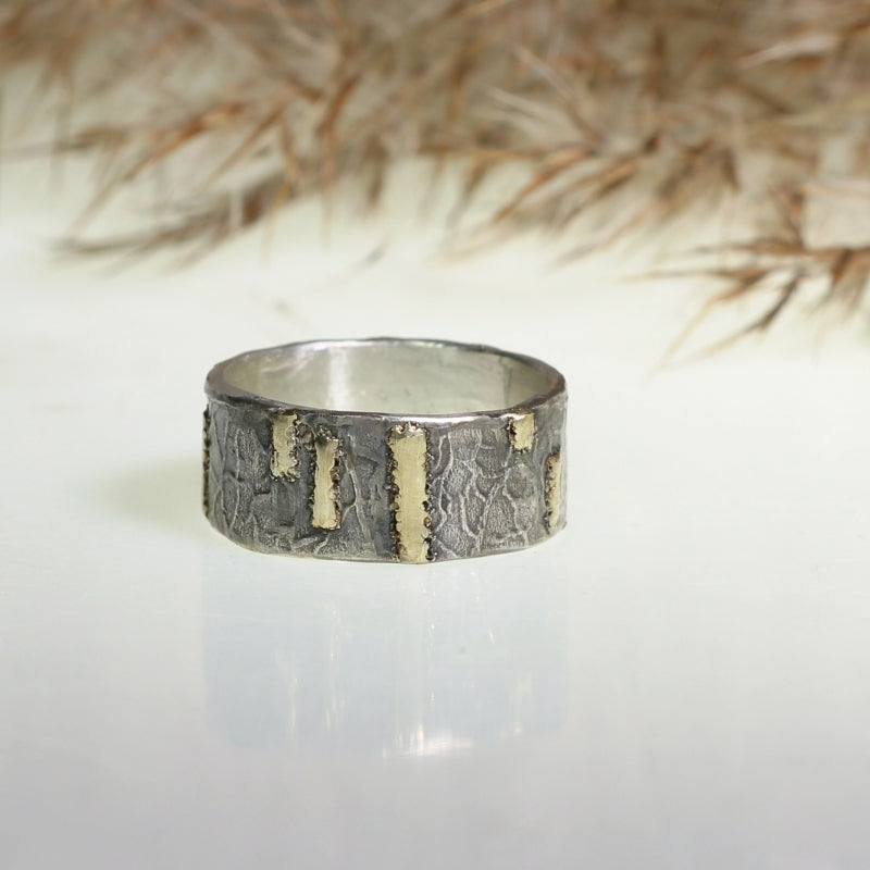 Ring with structured band a gold lines