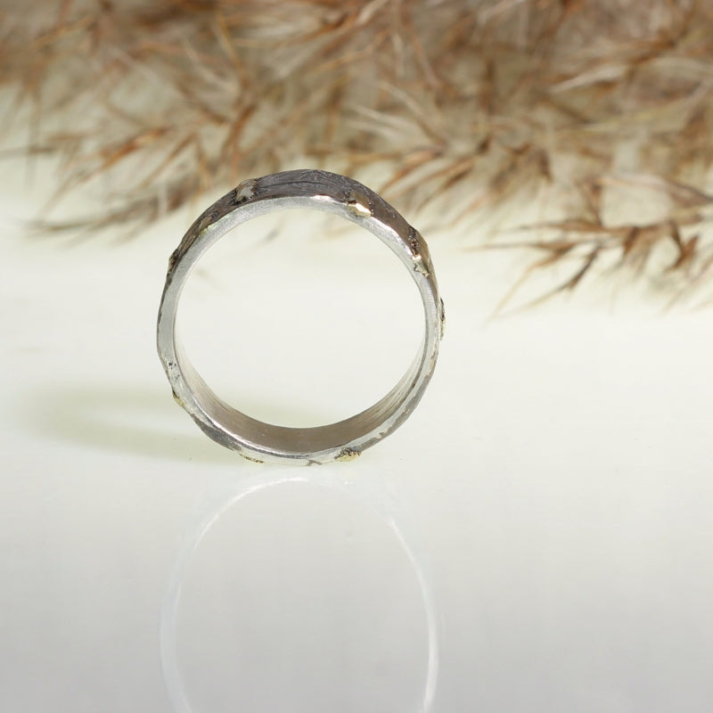 Ring with structured band a gold lines