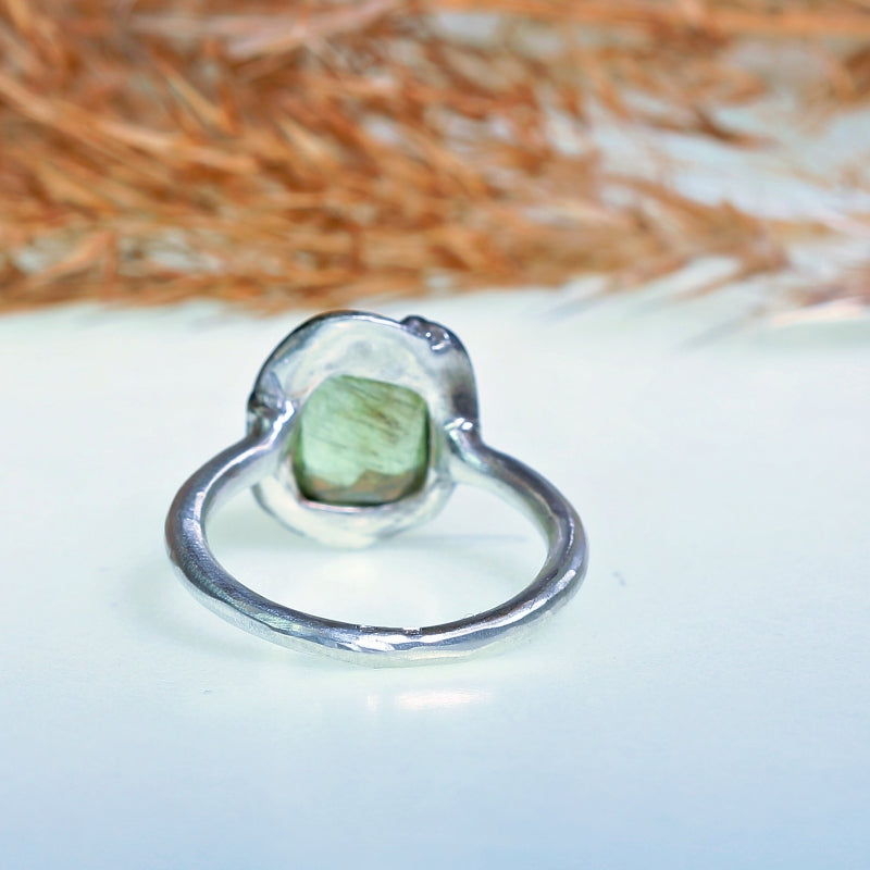 Ring with peridot with Ludwigite rutile