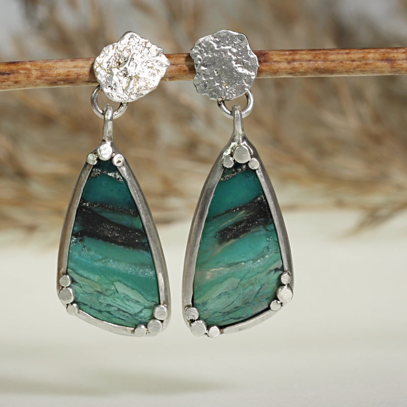 Stud earrings with big gem silica