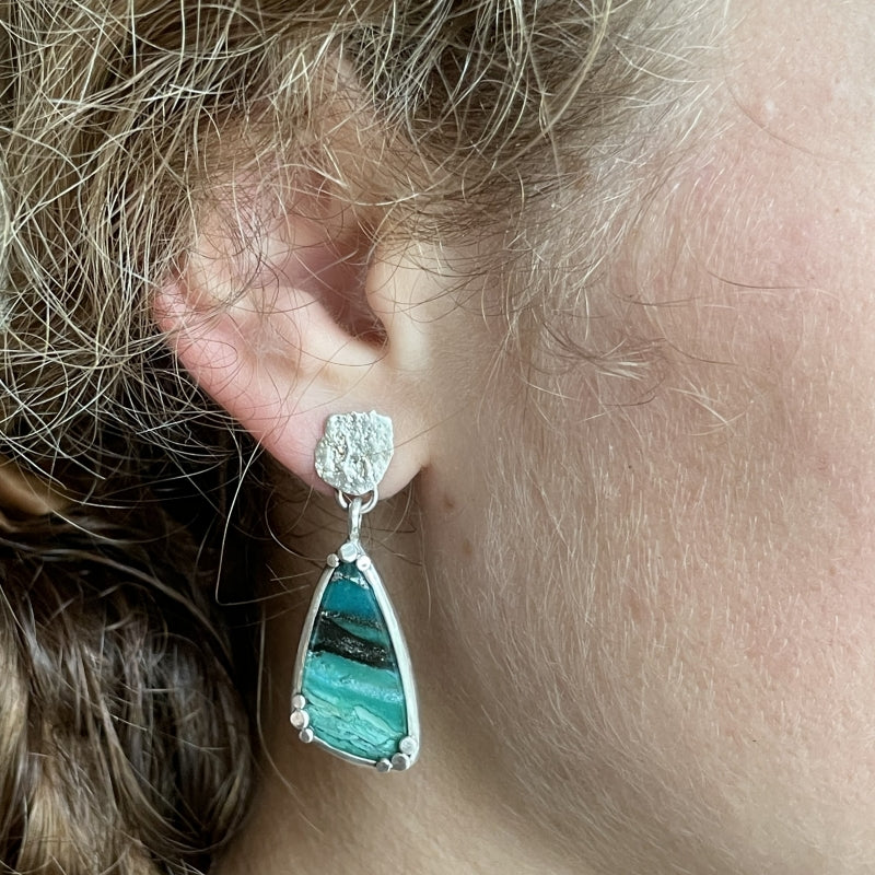 Stud earrings with big gem silica