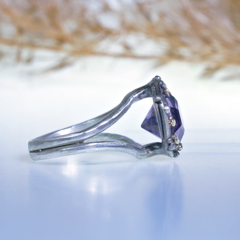 Ring with hexagonal amethyst