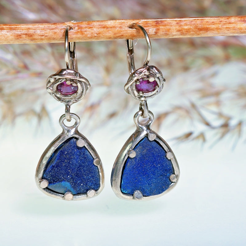 White gold earrings with crystalline azurite and sapphire