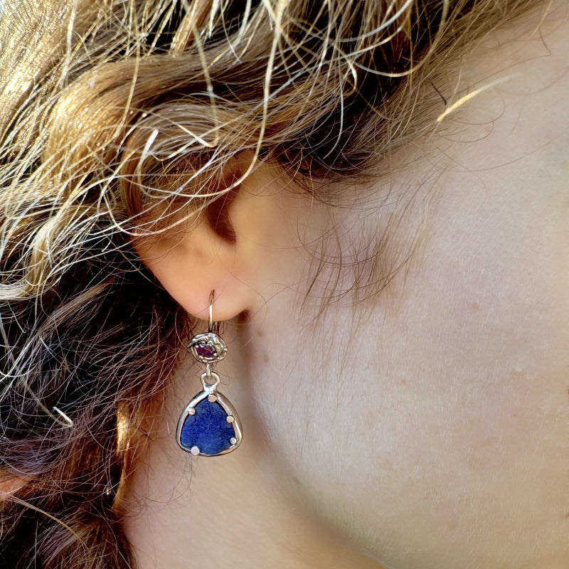 White gold earrings with crystalline azurite and sapphire
