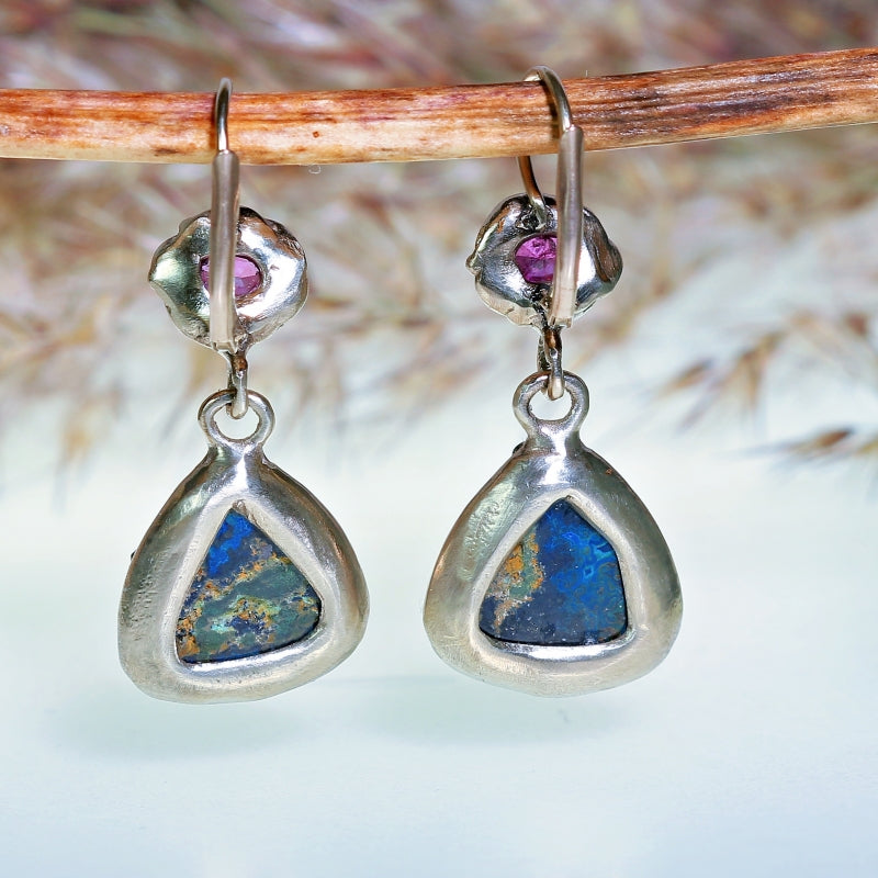 White gold earrings with crystalline azurite and sapphire