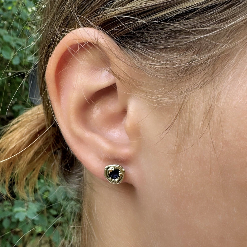 Gold stud earrings with blue Kashmir sapphire