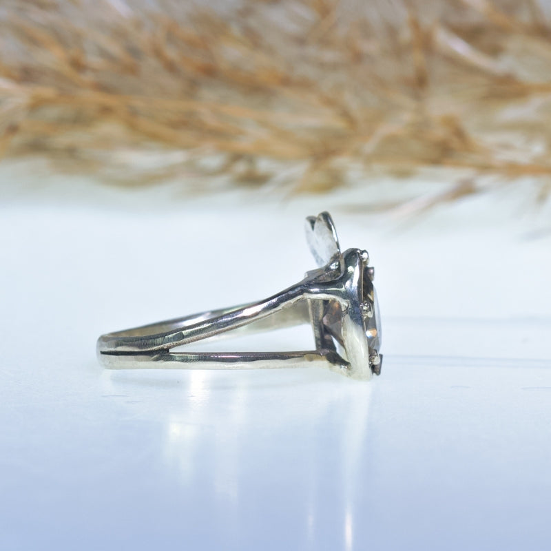 White gold ring with zircon and heart