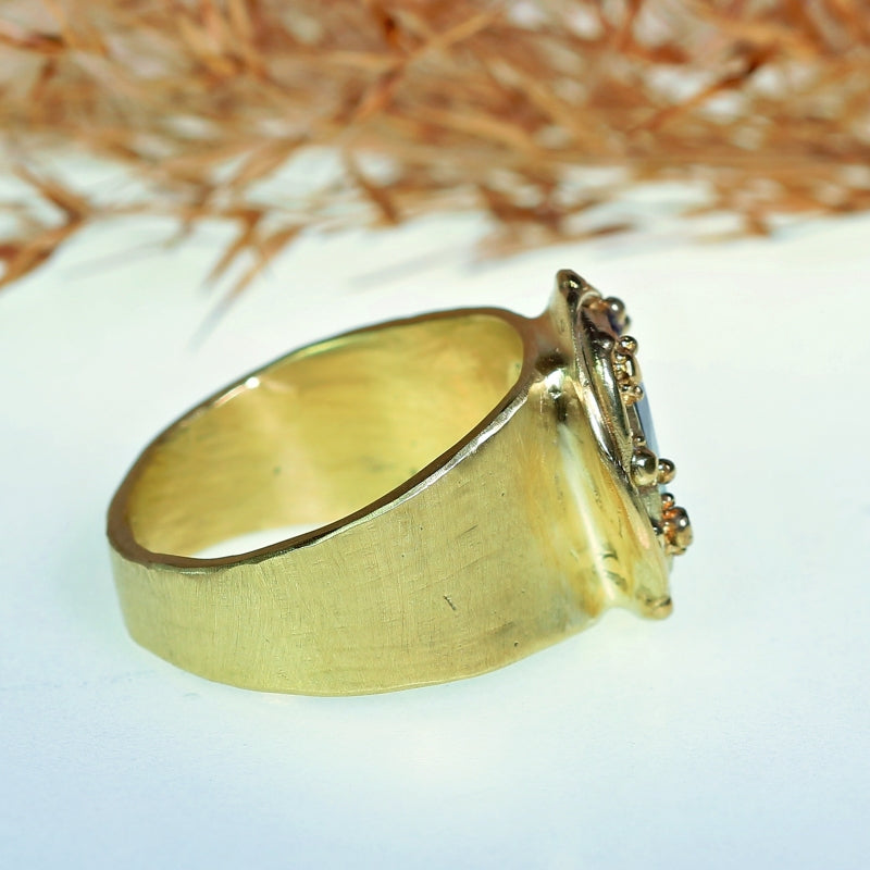 Gold ring with cornflower blue sapphire