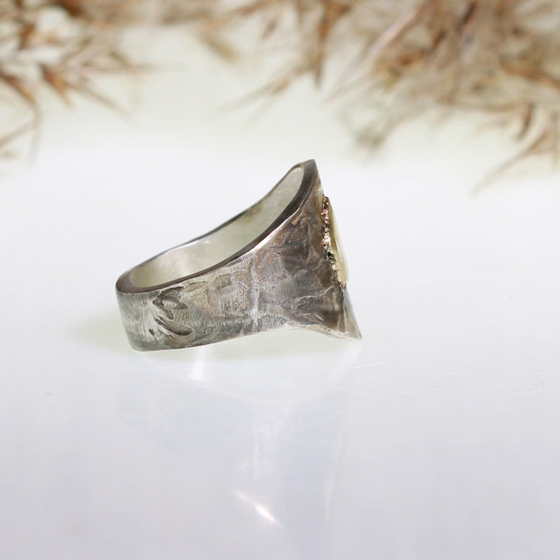 Ring with structured band a gold surfaces