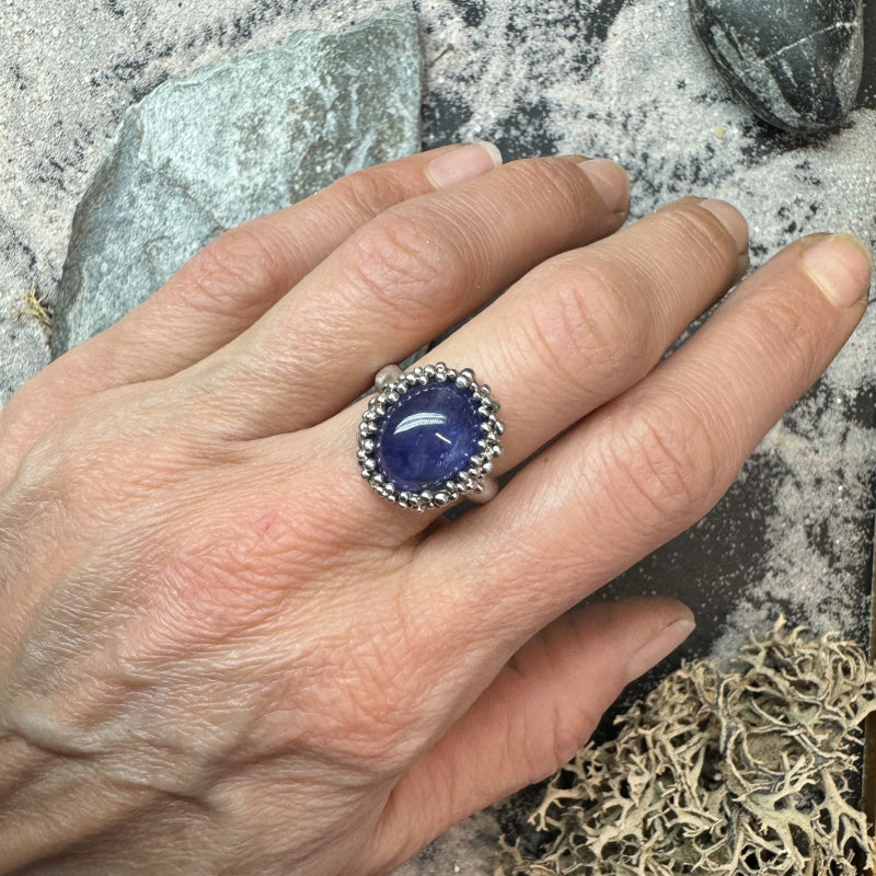 Ring with tanzanite and structure