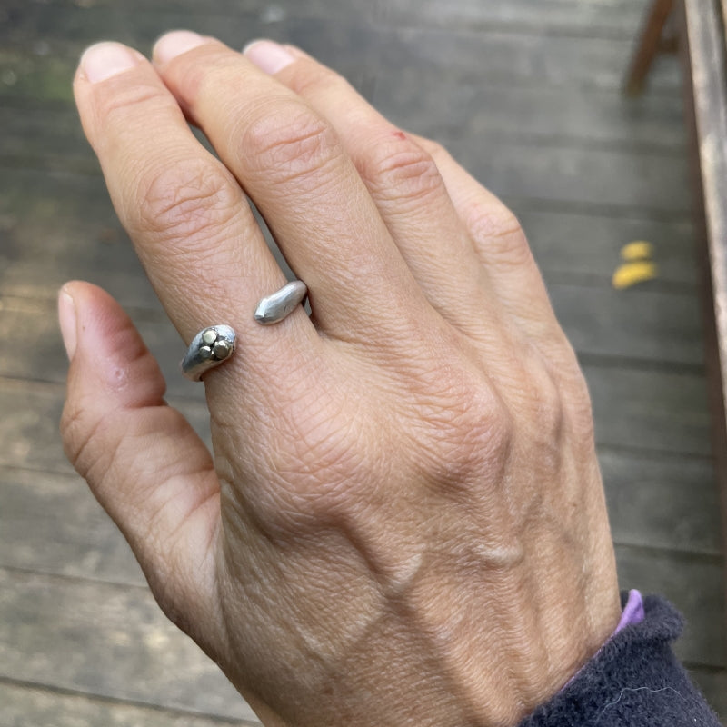 Ring Simply Metals with three gold dots - open shape