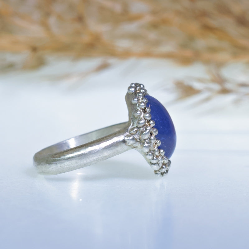 Ring with tanzanite and structure