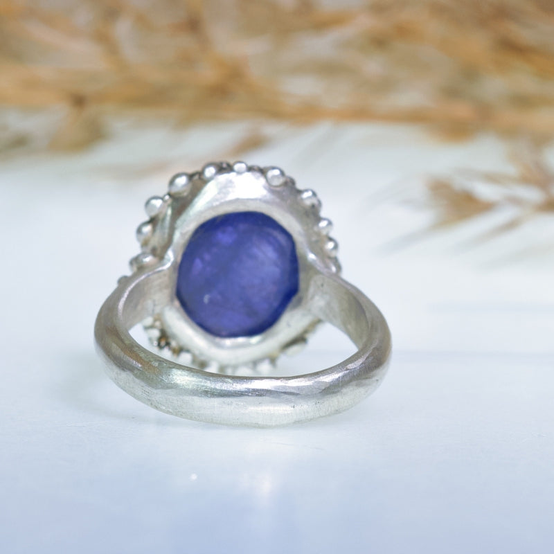 Ring with tanzanite and structure