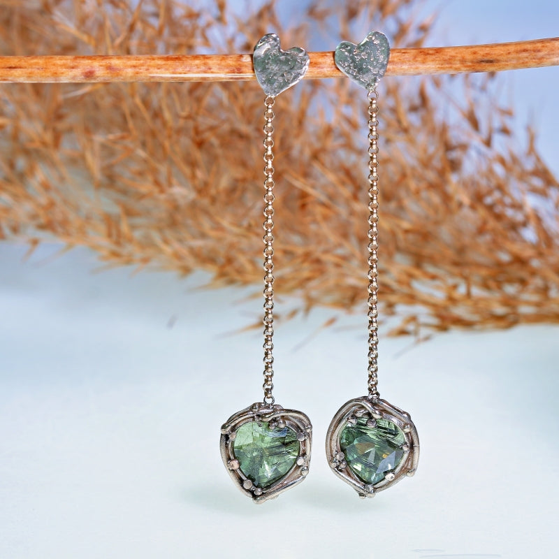 White gold long earrings with peridots