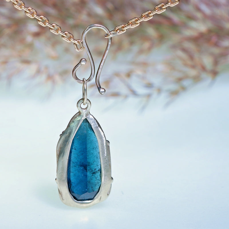 White gold pendant with tourmaline indigolite