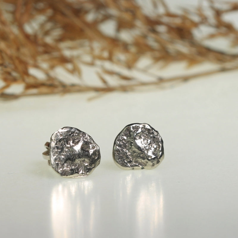 White gold structure stud earrings