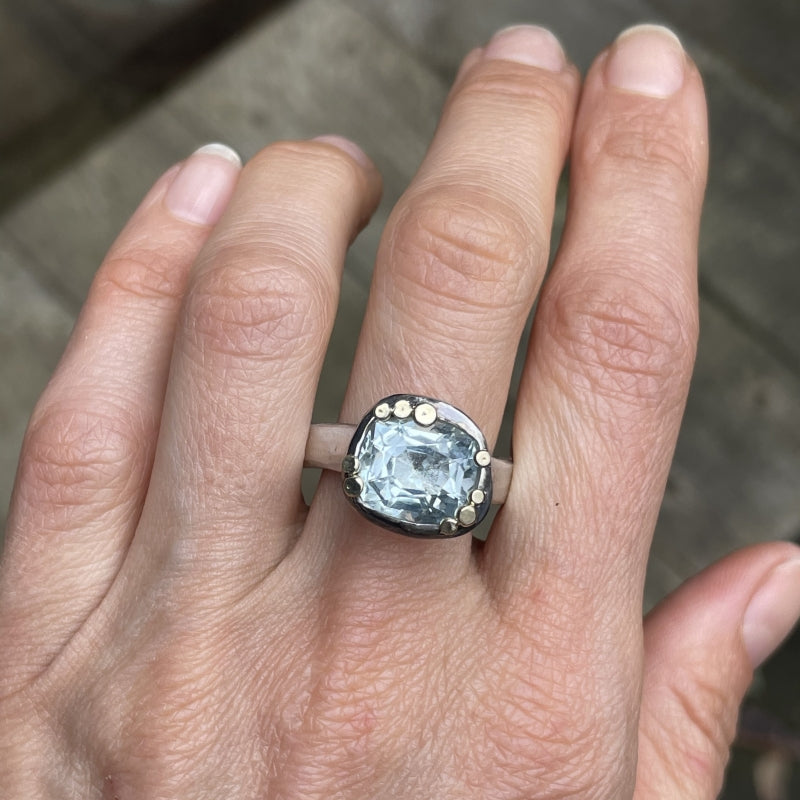 Ring with aquamarine and wavy band