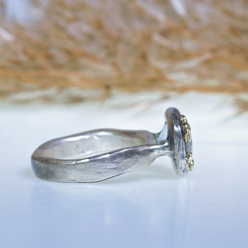 Ring with aquamarine and wavy band