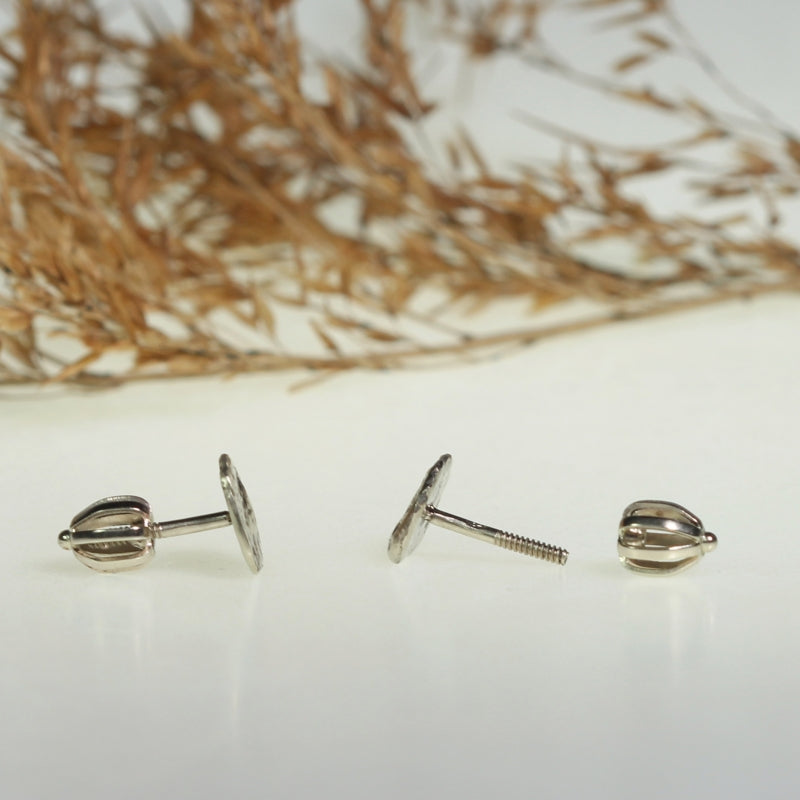 White gold structure stud earrings