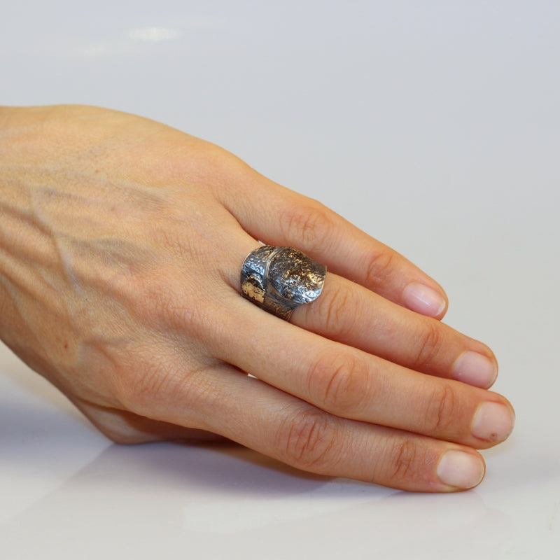 Ring Simply metals with structure and gold surfaces