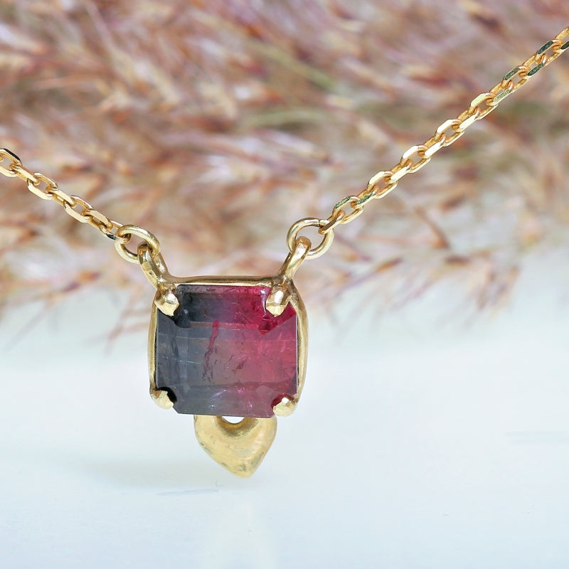 Gold necklace with watermelone tourmaline and heart