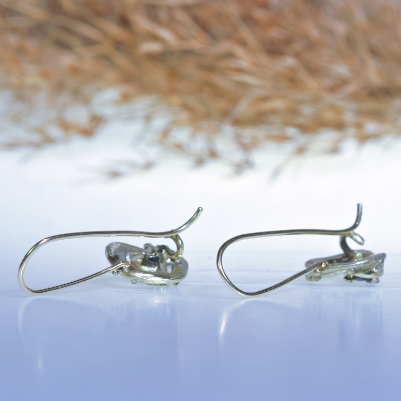 Gold hanging earrings with blue Kashmir sapphire