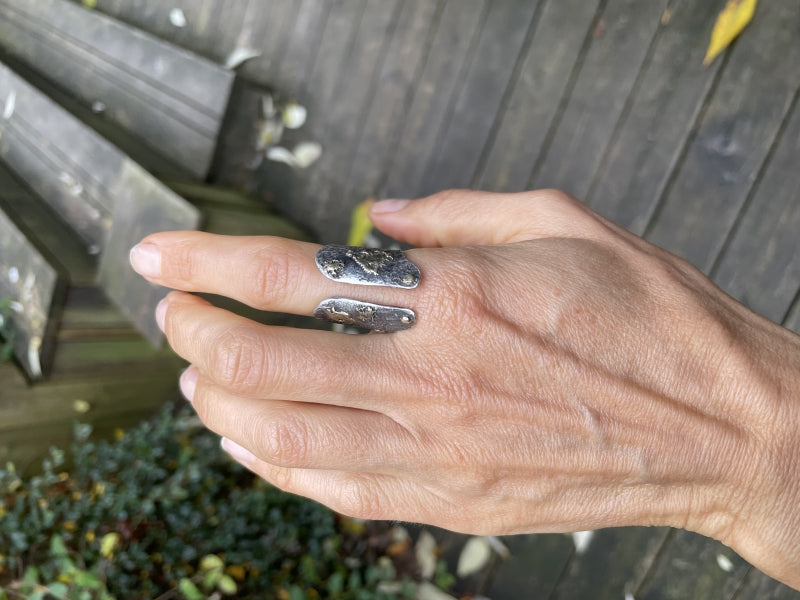 open ring Simply metals with structure and gold surfaces