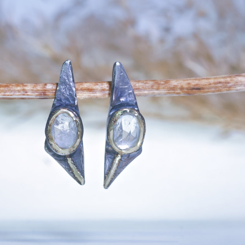 Stud earrings with moonstone