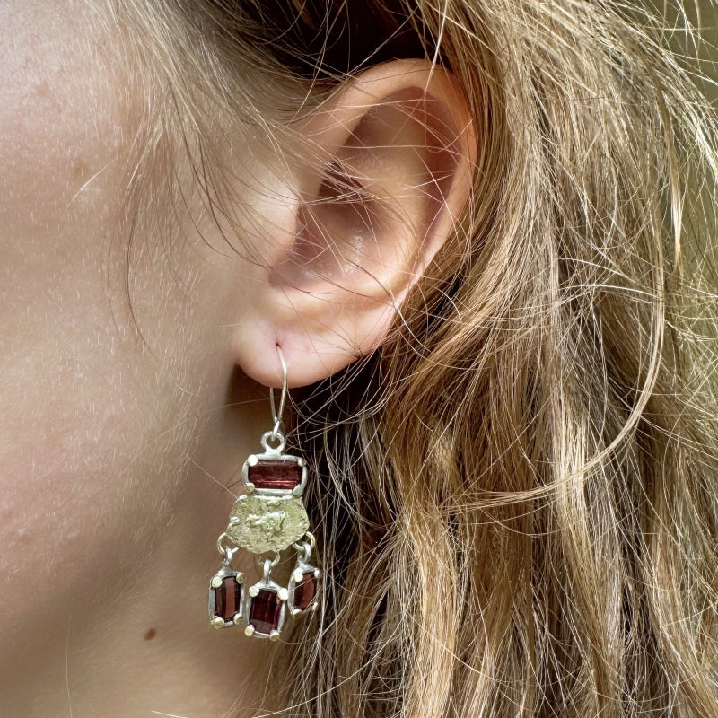 Earrings with pixelated cut garnets