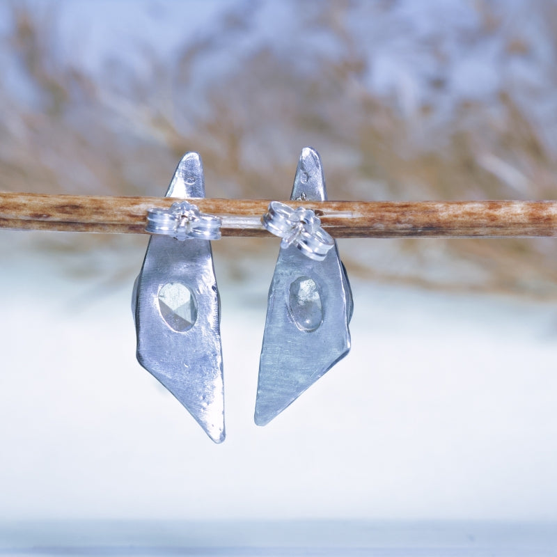 Stud earrings with moonstone