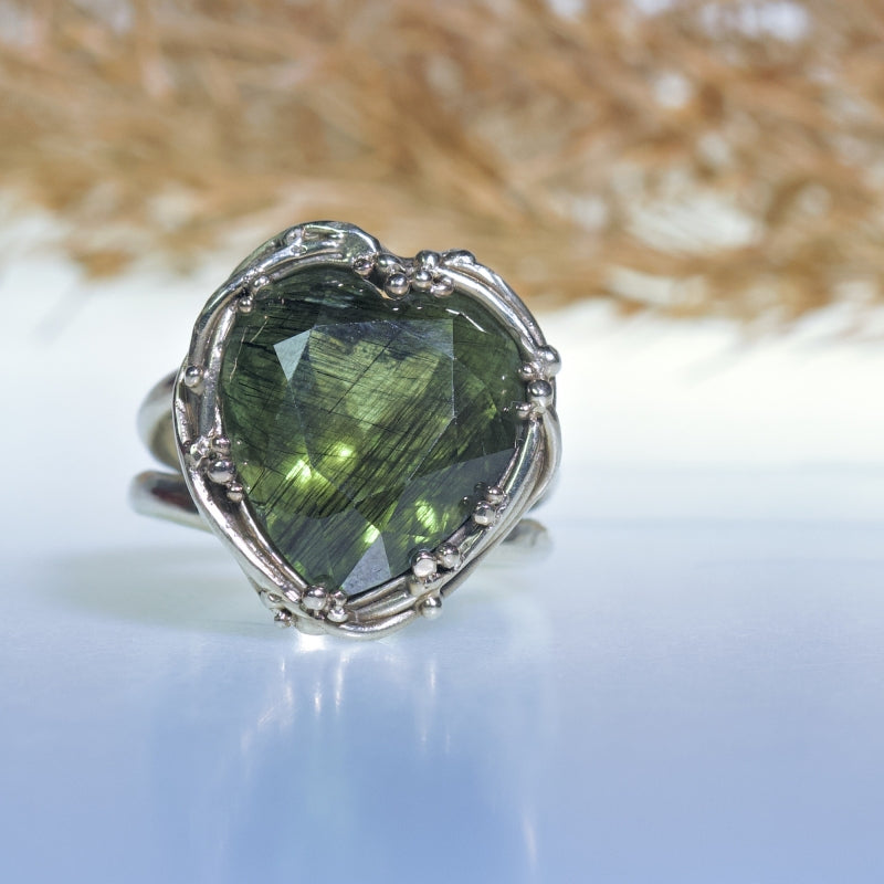 White gold ring with Ludwigite rutile peridot