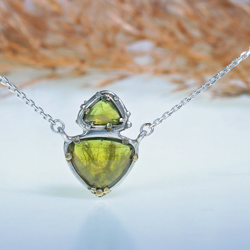 Necklace with sphenes