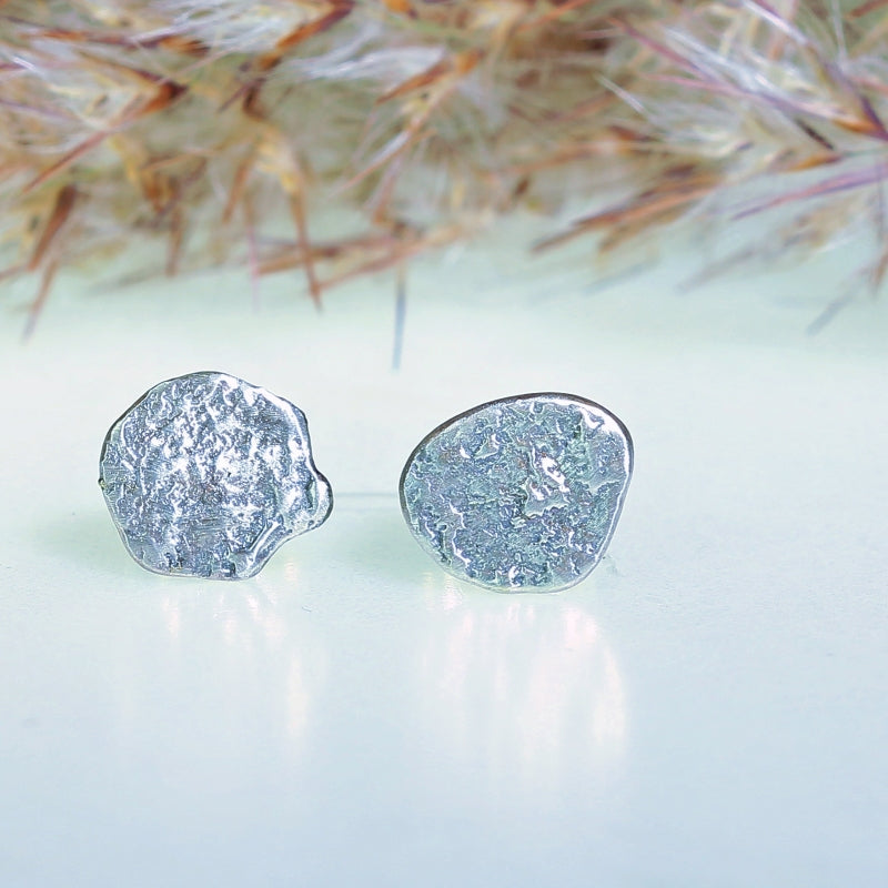 Stud earrings with structure