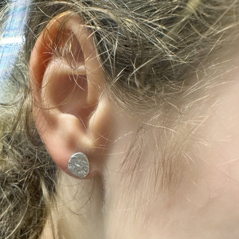 Stud earrings with structure