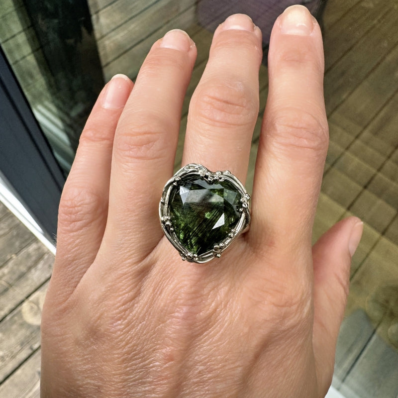 White gold ring with Ludwigite rutile peridot