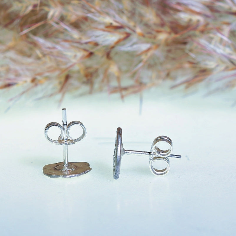 Stud earrings with structure